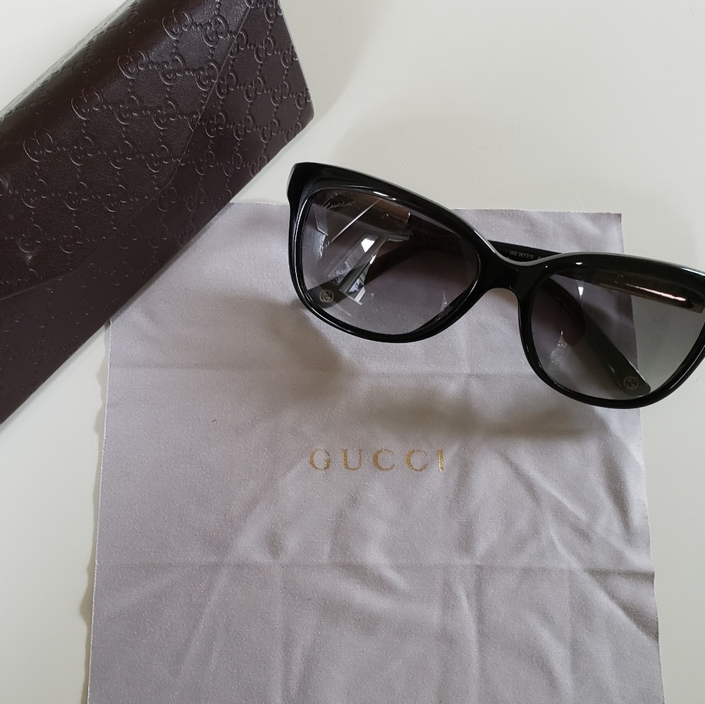 Gucci black sunglasses + case + cleaning cloth